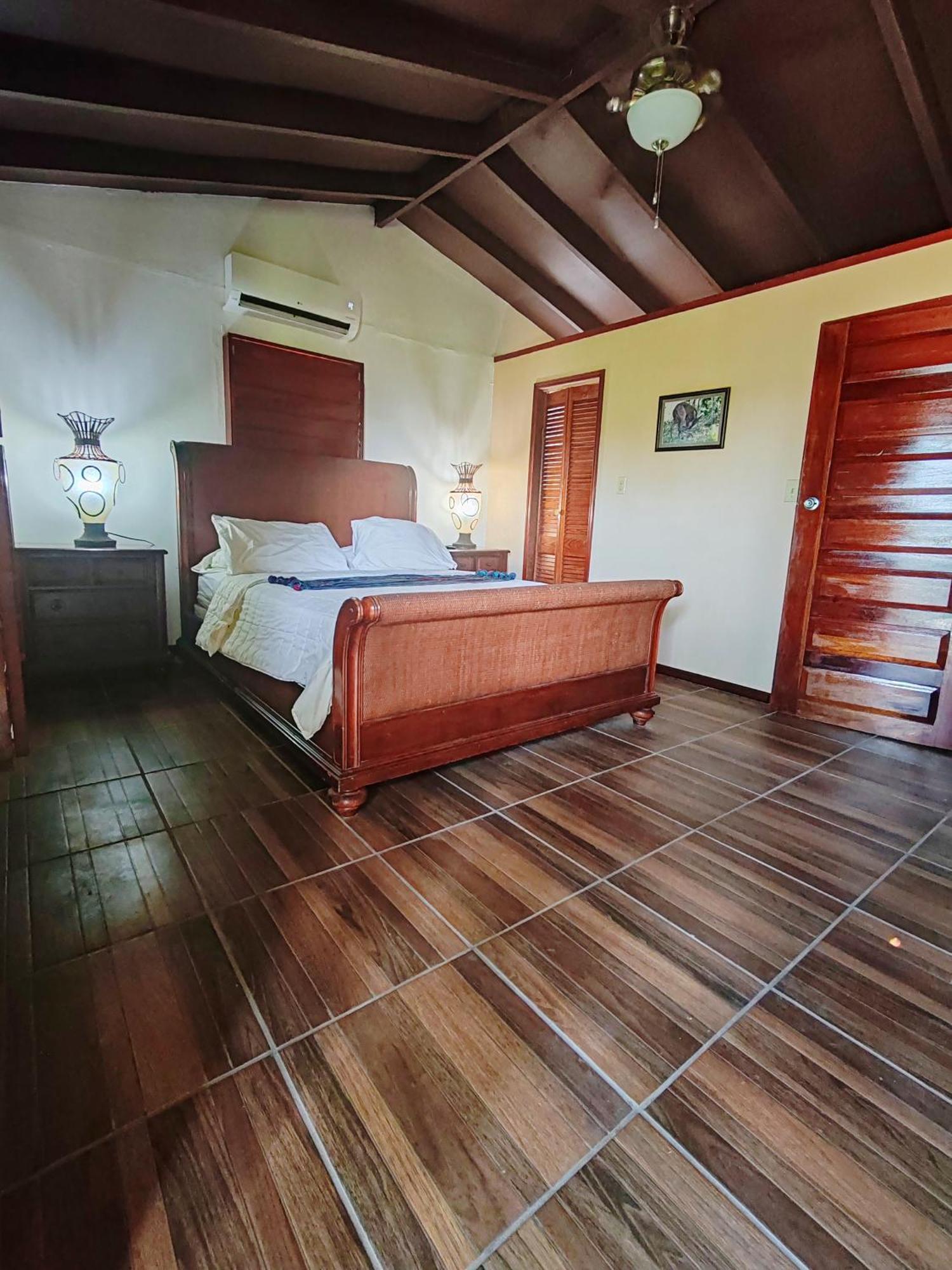 Yocamatsu Bed & Breakfast Caye Caulker Bilik gambar